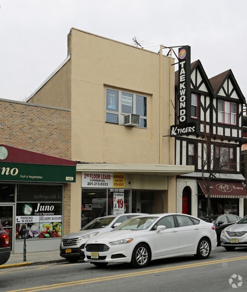 665 Anderson Ave, Cliffside Park, NJ à louer - Photo principale - Image 1 de 8