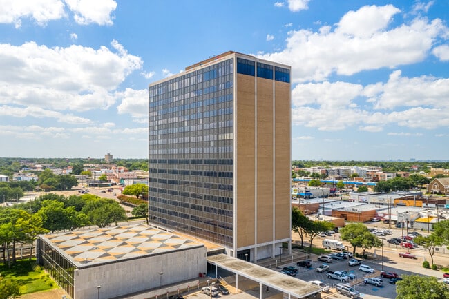 Plus de détails pour 400 S Zang Blvd, Dallas, TX - Bureau, Commerce de détail à louer