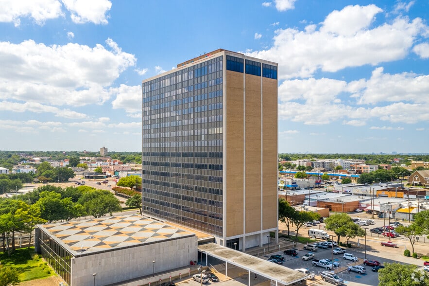 400 S Zang Blvd, Dallas, TX à louer - Photo du bâtiment - Image 1 de 37