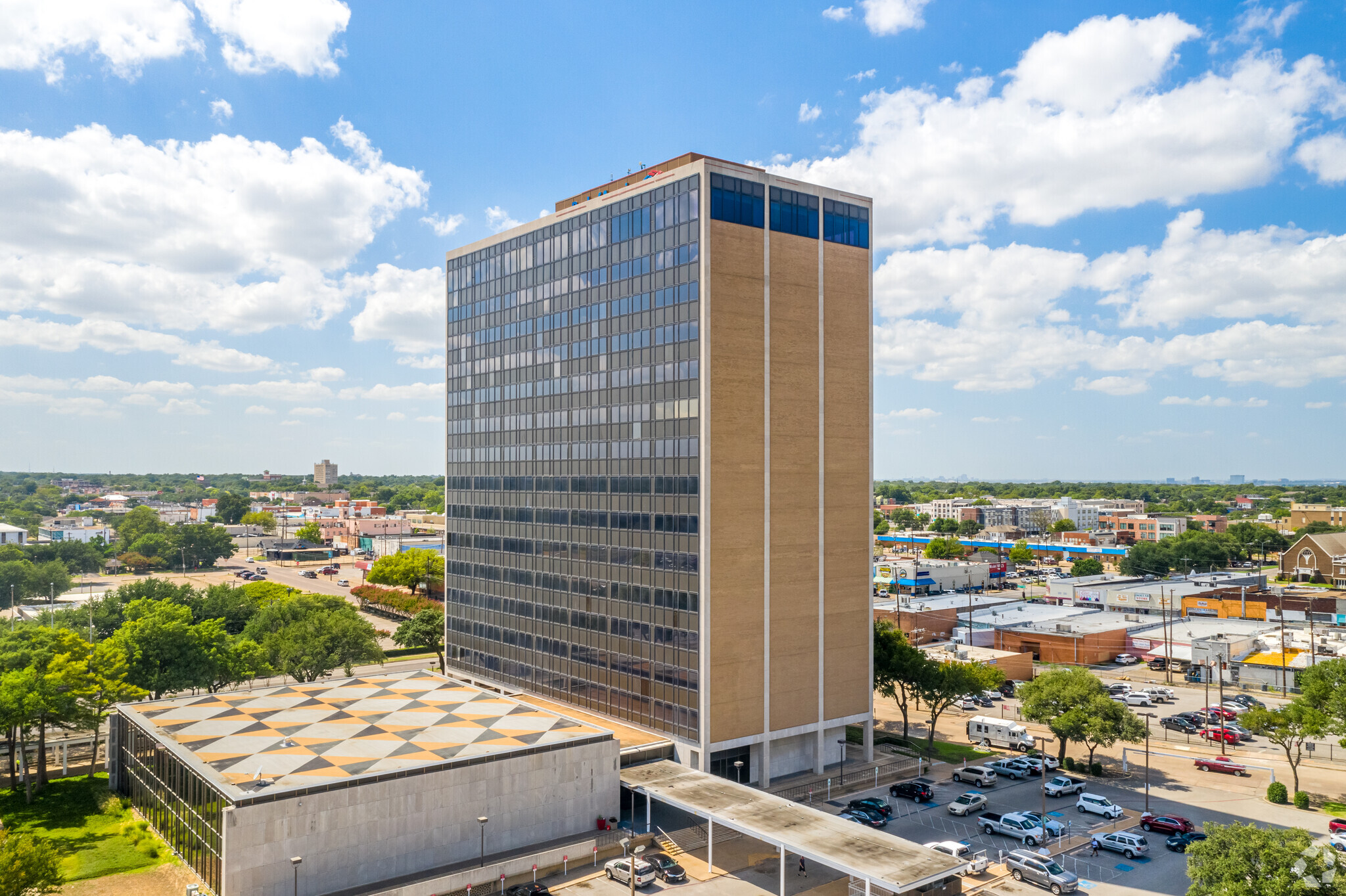 400 S Zang Blvd, Dallas, TX for lease Building Photo- Image 1 of 42