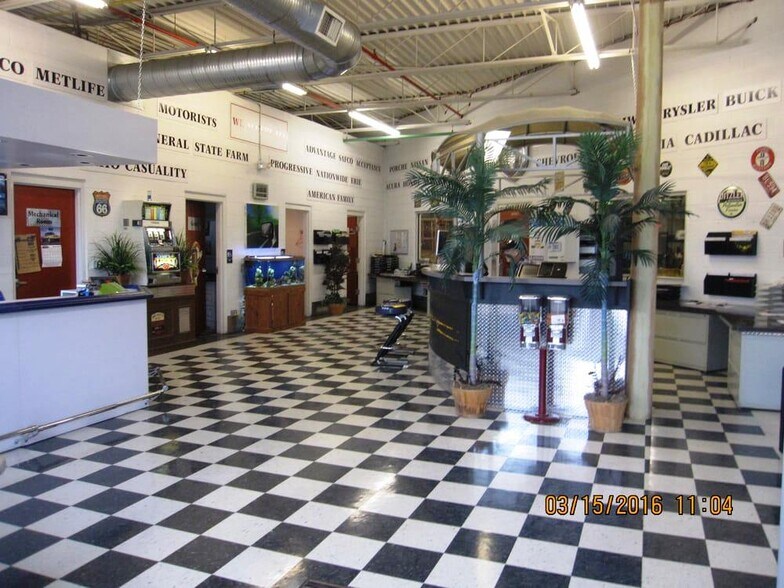 17399 Broadway Ave, Maple Heights, OH à vendre - Photo du bâtiment - Image 2 de 21