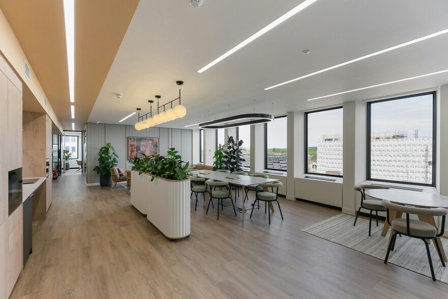 St Georges Sq, New Malden for lease - Interior Photo - Image 3 of 6