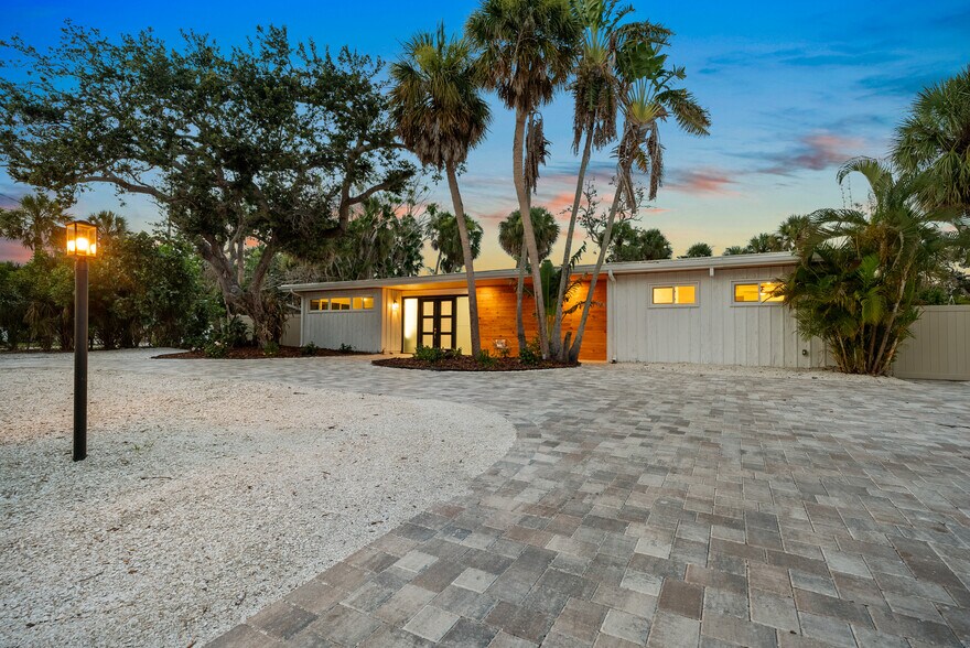 4879 Commonwealth Dr, Siesta Key, FL à vendre - Photo du bâtiment - Image 3 de 44
