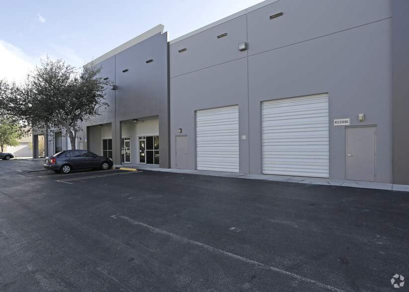 955 NW 159th Dr, Miami, FL for lease - Building Photo - Image 3 of 4