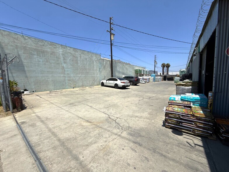 13435 S Broadway, Los Angeles, CA à vendre - Photo du bâtiment - Image 2 de 2
