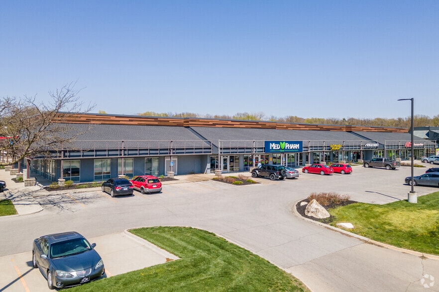 7204-7246 University Ave, Windsor Heights, IA à louer - Photo du bâtiment - Image 2 de 6