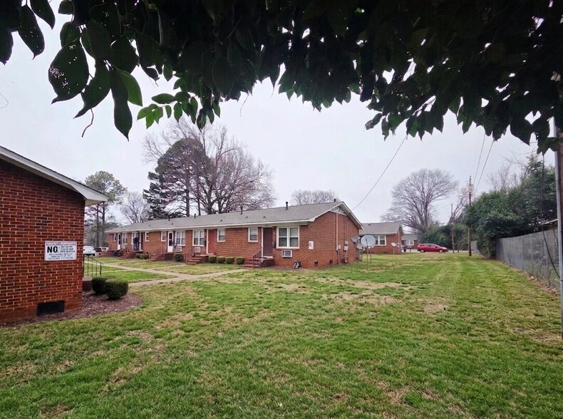 5209 Clearmont Ave, Charlotte, NC for sale - Building Photo - Image 3 of 13