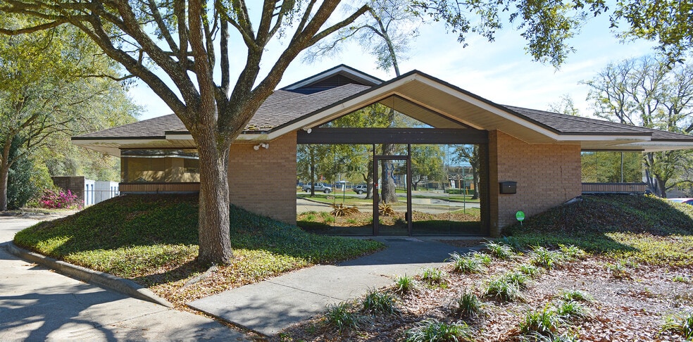 6111 Old Shell Rd, Mobile, AL for lease - Building Photo - Image 1 of 7