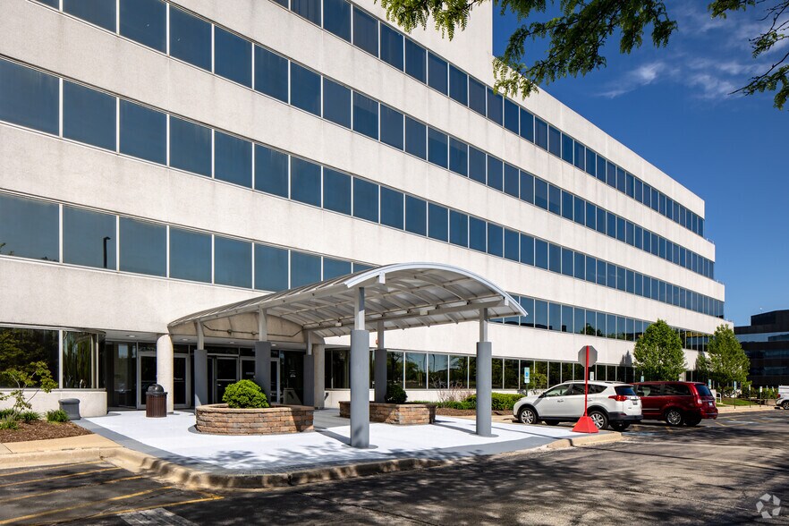 1100 E Woodfield Rd, Schaumburg, IL à louer - Photo du bâtiment - Image 3 de 7
