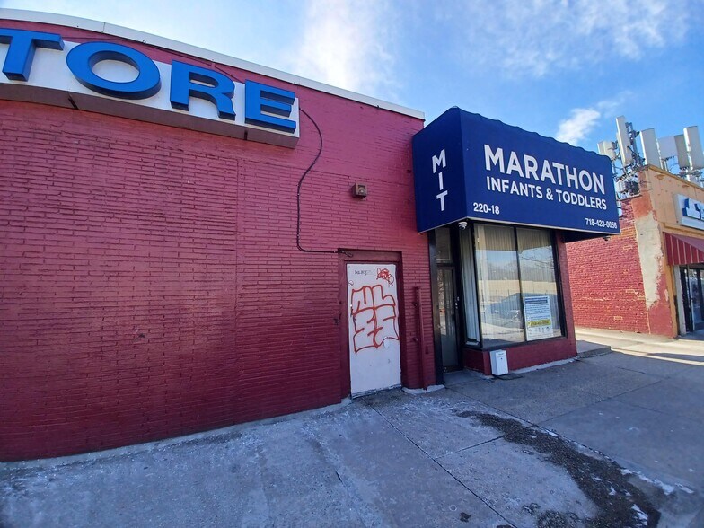 22018 Horace Harding Expy, Oakland Gardens, NY à louer - Photo principale - Image 1 de 3