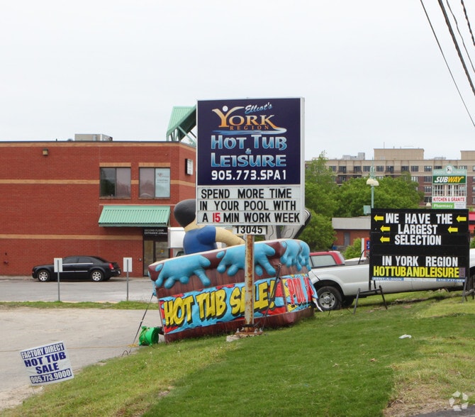 13045 Yonge St, Richmond Hill, ON for sale - Building Photo - Image 2 of 3