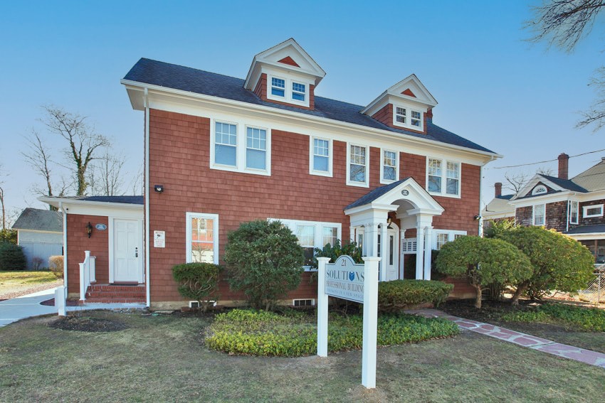 21 E 2nd St, Riverhead, NY for lease - Primary Photo - Image 1 of 15