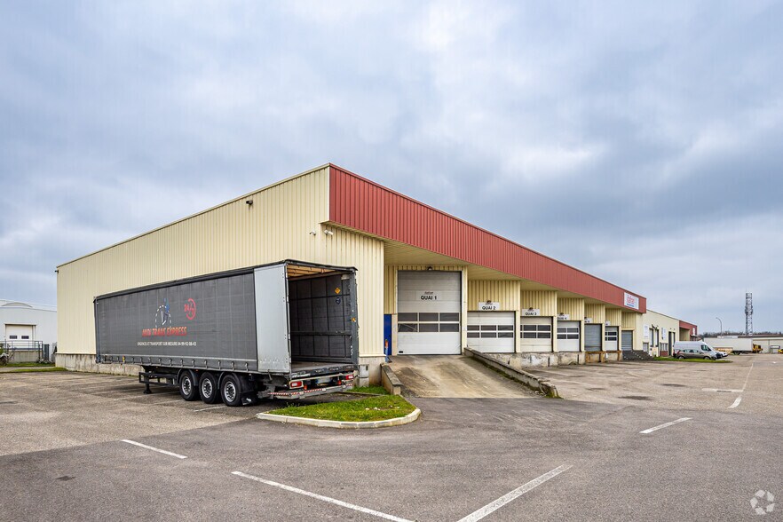 15 Avenue De Montmartin, Corbas for lease - Primary Photo - Image 1 of 36