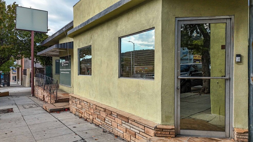 7161-7165 Foothill Blvd portfolio of 2 properties for sale on LoopNet.ca - Building Photo - Image 3 of 14