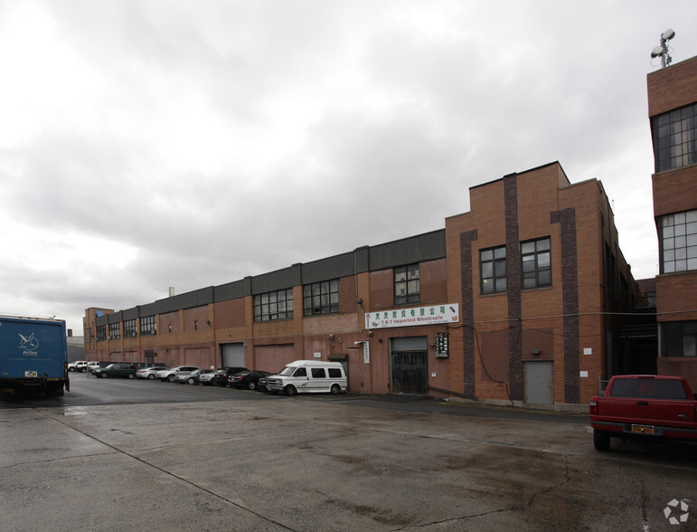 52-04 Grand Ave, Maspeth, NY for lease - Primary Photo - Image 1 of 8