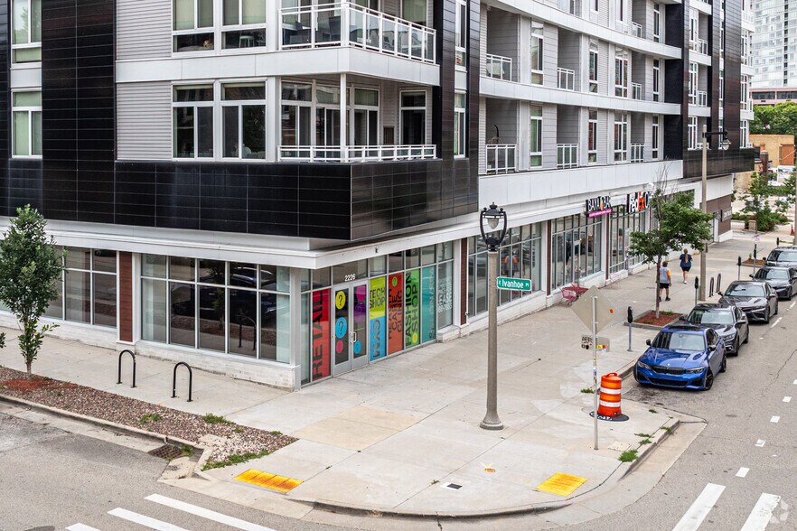 2111 E Ivanhoe Pl, Milwaukee, WI à louer - Photo du bâtiment - Image 3 de 8