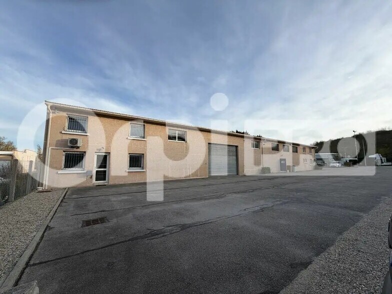 Flex dans Toussieu à louer - Photo du bâtiment - Image 1 de 8