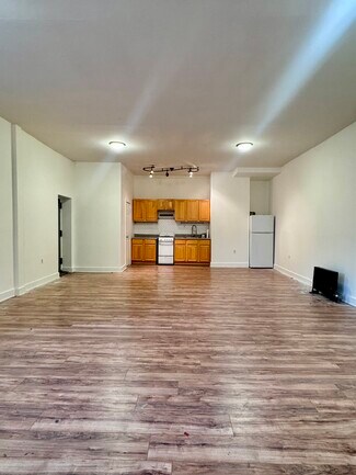 Plus de détails pour 210 Humboldt St, Brooklyn, NY - Commerce de détail à louer