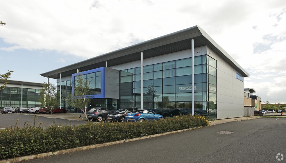 Gosforth Park Ave, Newcastle Upon Tyne for sale - Primary Photo - Image 1 of 2