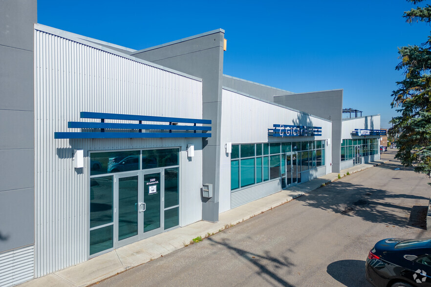 2400-2420 39 Ave NE, Calgary, AB for lease - Primary Photo - Image 1 of 6