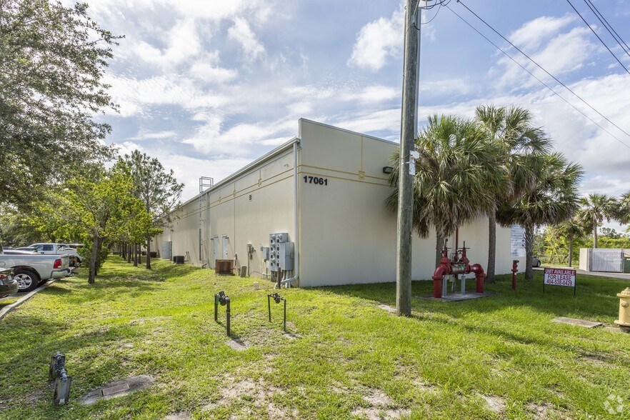 17061 Alico Commerce Ct, Fort Myers, FL à louer - Photo du bâtiment - Image 2 de 6