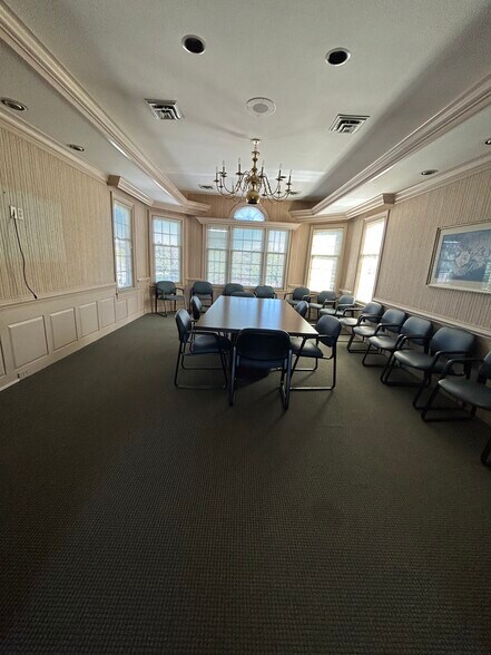 300 Cedar Lakes Dr, Chesapeake, VA à vendre - Photo du bâtiment - Image 3 de 11