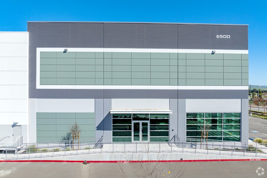 901 Venture Way, Gilroy, CA à louer - Photo du bâtiment - Image 2 de 12