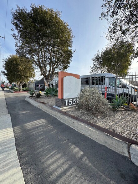 1550 Superior Ave, Costa Mesa, CA à vendre - Photo du bâtiment - Image 3 de 3
