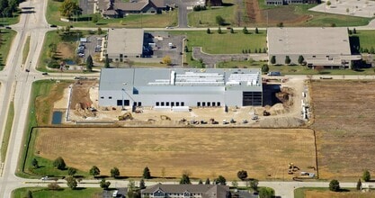 943 Blue Ribbon Cir N, Oconomowoc, WI - AERIAL  map view