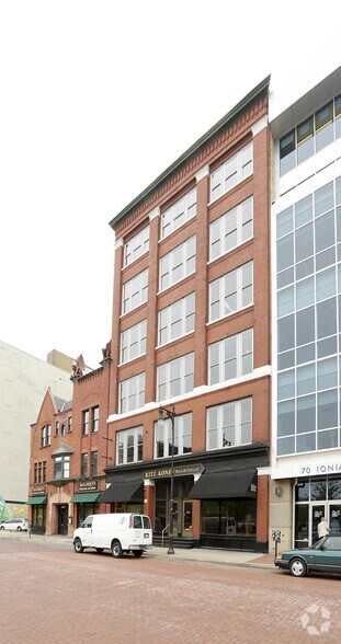 64 Ionia Ave SW, Grand Rapids, MI à vendre - Photo du bâtiment - Image 2 de 23