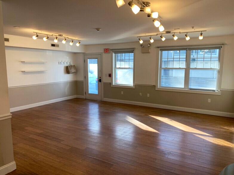 8 Patriot Dr, Dover, NH à vendre - Photo du bâtiment - Image 3 de 4