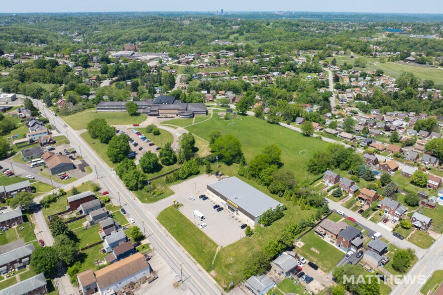 1830 Pennsylvania Ave, West Mifflin, PA à vendre - Photo du bâtiment - Image 2 de 3