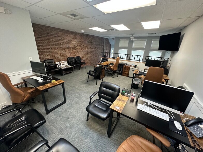 16 Verbena Ave, Floral Park, NY à louer - Photo du bâtiment - Image 2 de 7