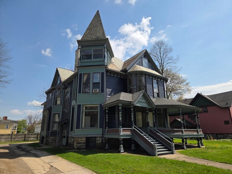 316-324 Stuart Ave Multifamily Portfolio portfolio of 2 properties for sale on LoopNet.ca - Building Photo - Image 2 of 6