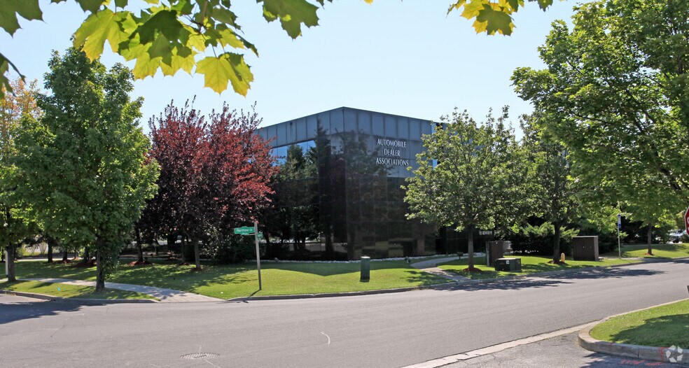 85 Renfrew Dr, Markham, ON à vendre - Photo du bâtiment - Image 2 de 2