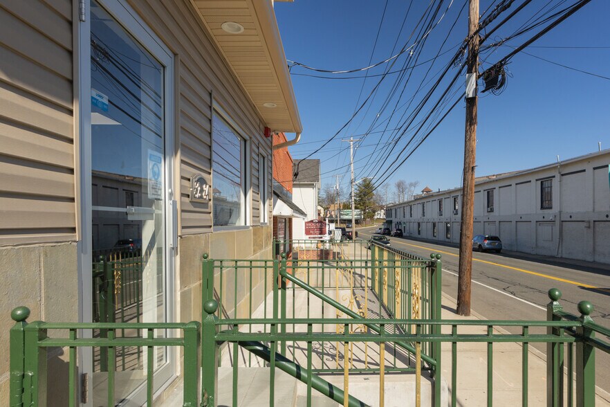 82-84 W Railroad Ave, Garnerville, NY à vendre - Photo du bâtiment - Image 3 de 23