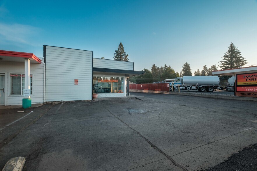 734 NE Greenwood, Bend, OR à vendre - Photo du bâtiment - Image 2 de 20