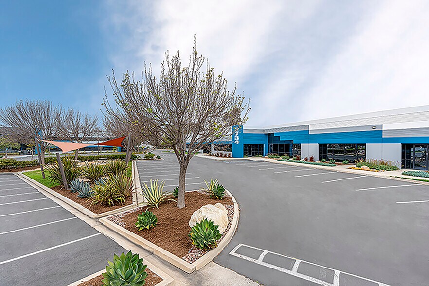 2720 Loker Ave W, Carlsbad, CA à louer - Photo du bâtiment - Image 3 de 10