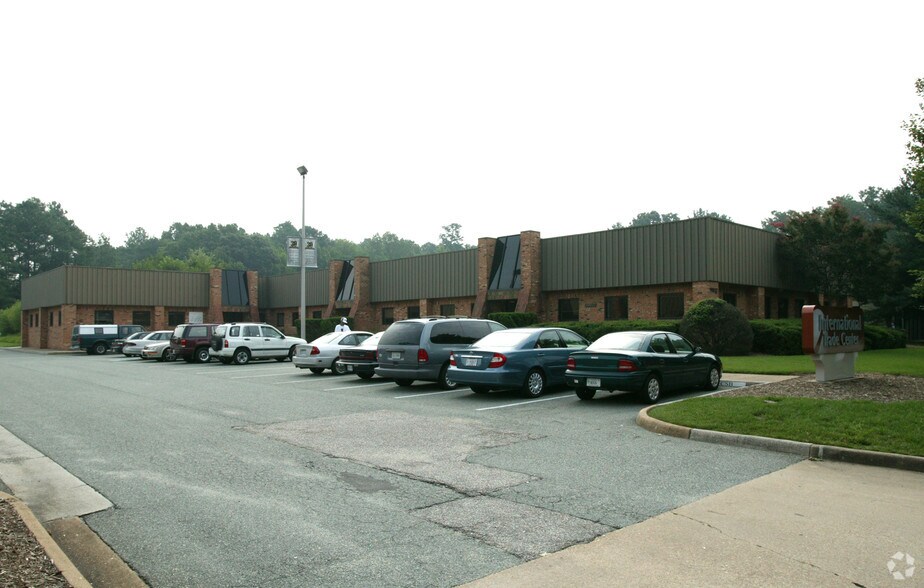 11832 Canon Blvd, Newport News, VA à louer - Photo du bâtiment - Image 2 de 5