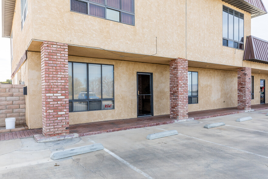 1249 E Ridgecrest Blvd, Ridgecrest, CA à vendre - Photo du bâtiment - Image 3 de 64