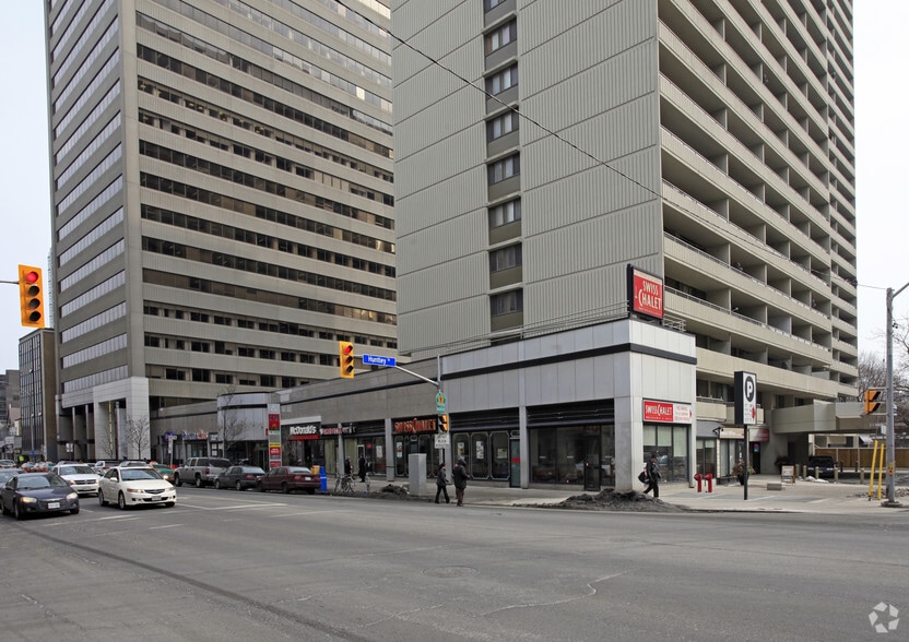 345 Bloor St E, Toronto, ON à louer - Photo du bâtiment - Image 1 de 5