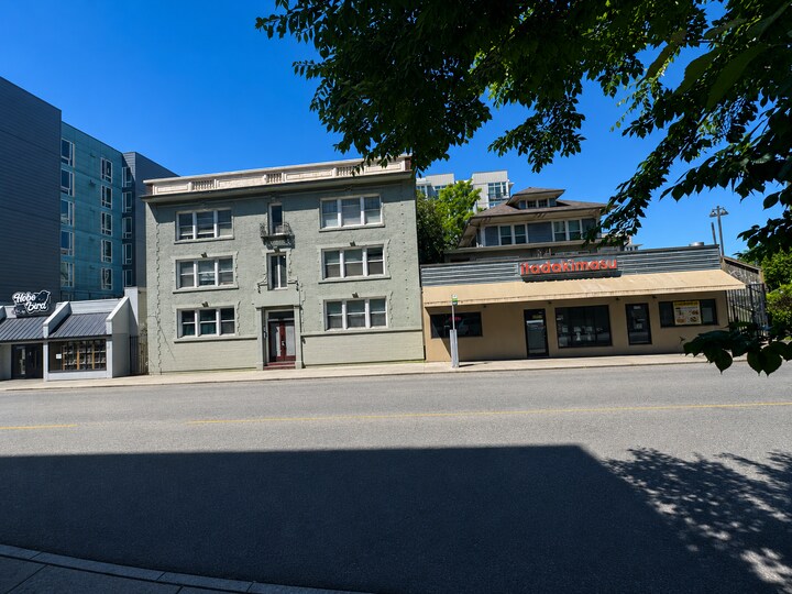 4737 Brooklyn Ave NE, Seattle, WA à vendre - Photo du bâtiment - Image 2 de 10