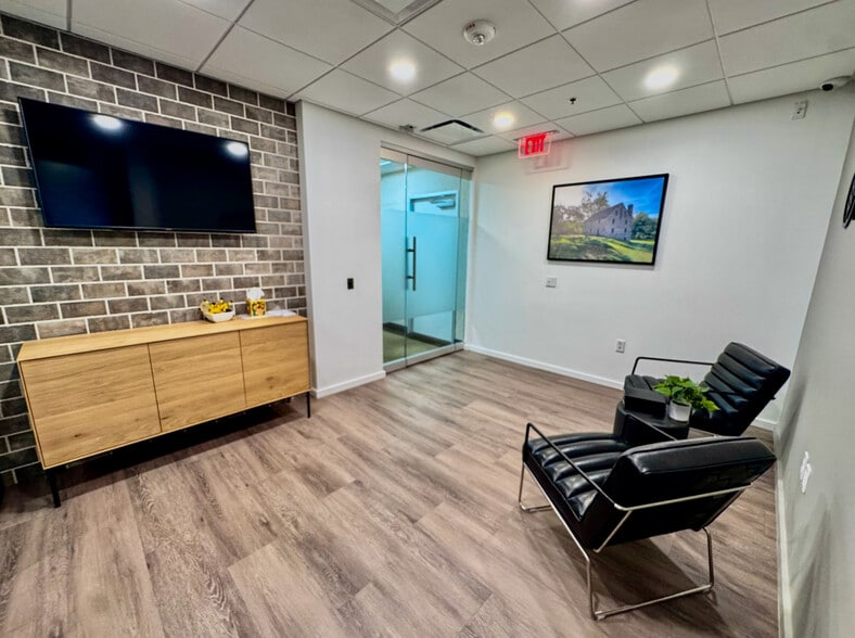 12359 Sunrise Valley Dr, Reston, VA à vendre - Photo du bâtiment - Image 2 de 8