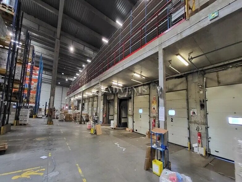 Industriel dans Maurepas à louer - Photo du bâtiment - Image 2 de 12