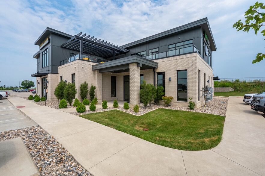 3607 NE Otterview Cir, Ankeny, IA à louer - Photo du bâtiment - Image 2 de 9