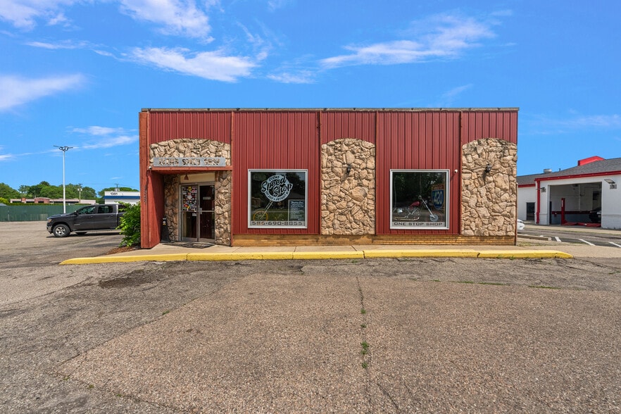 1357 S Gratiot Ave, Clinton Township, MI à vendre - Photo du bâtiment - Image 2 de 6
