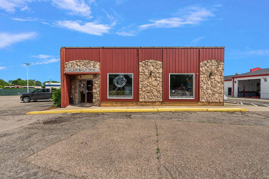 1357 S Gratiot Ave, Clinton Township, MI à vendre - Photo du bâtiment - Image 2 de 6