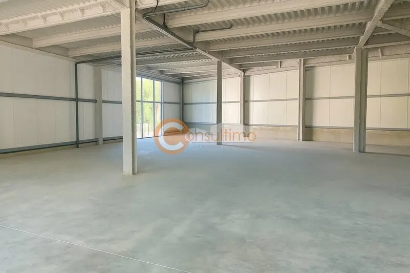 Retail in Carbon-Blanc for lease Interior Photo- Image 1 of 9