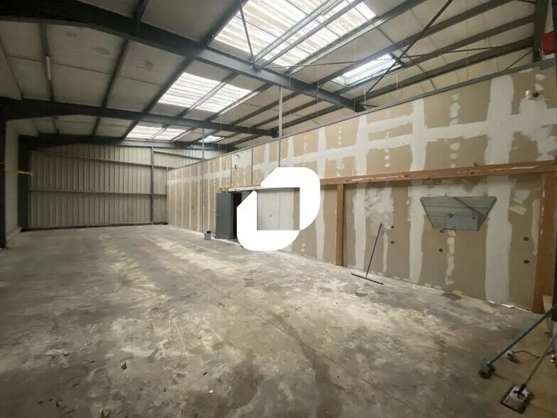 Flex in Magny-en-Vexin for lease - Interior Photo - Image 1 of 6