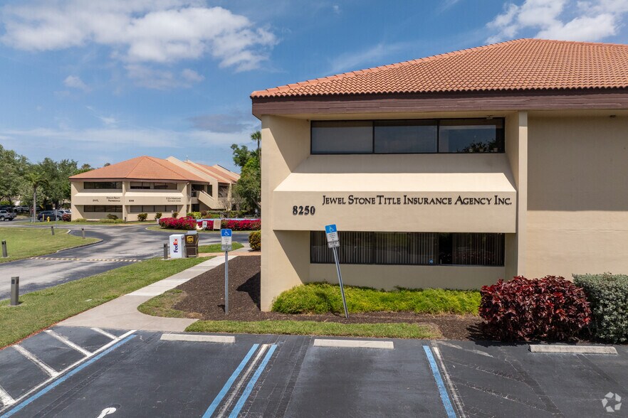 8280-8300 College Pky, Fort Myers, FL à louer - Photo du bâtiment - Image 3 de 6
